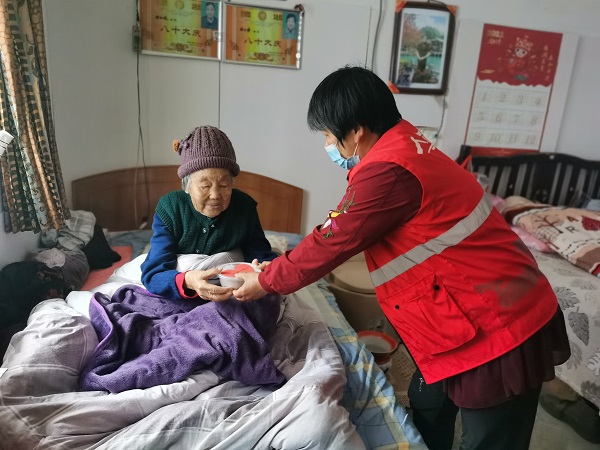 陈华浦社区：蛋香迎立夏 传递敬老情 (1).jpg