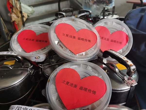 陈华浦社区：蛋香迎立夏 传递敬老情 (2).jpg