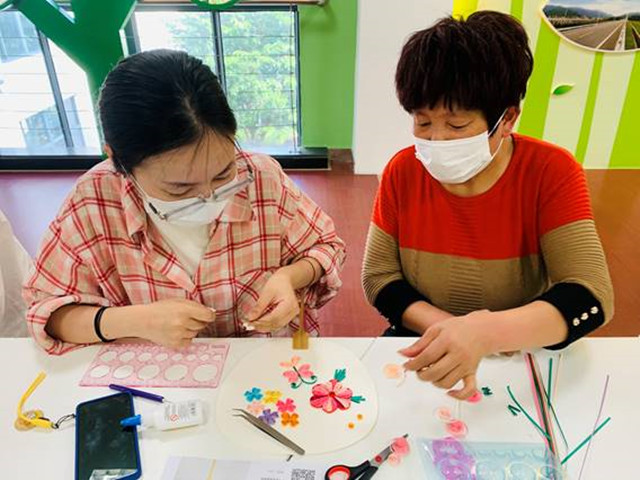 柴桥成校：废纸变“花苗” 垃圾分类新时尚.jpg