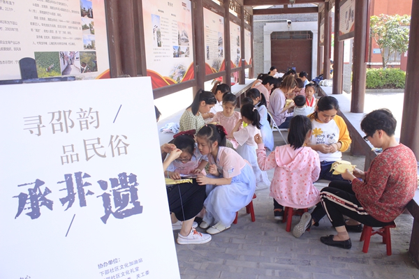 下邵社区党群服务中心：国风研学课堂——亲子绣香囊.jpg
