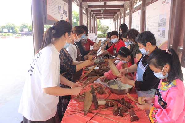 下邵社区党群服务中心：粽叶飘香迎端午 民族团结一家亲.jpg