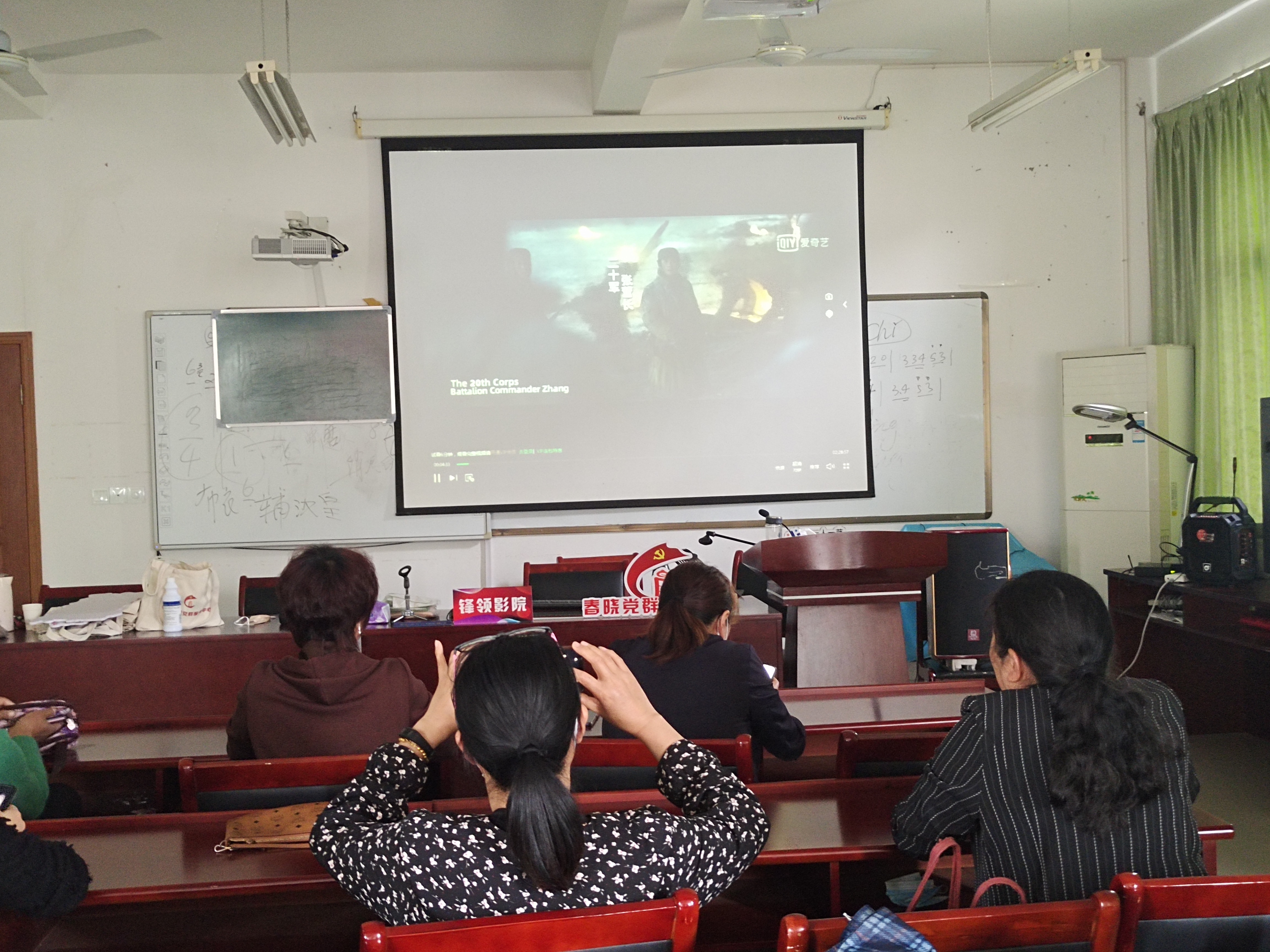 98北仑区春晓：开展庆“七一”红色电影展播活动.jpg