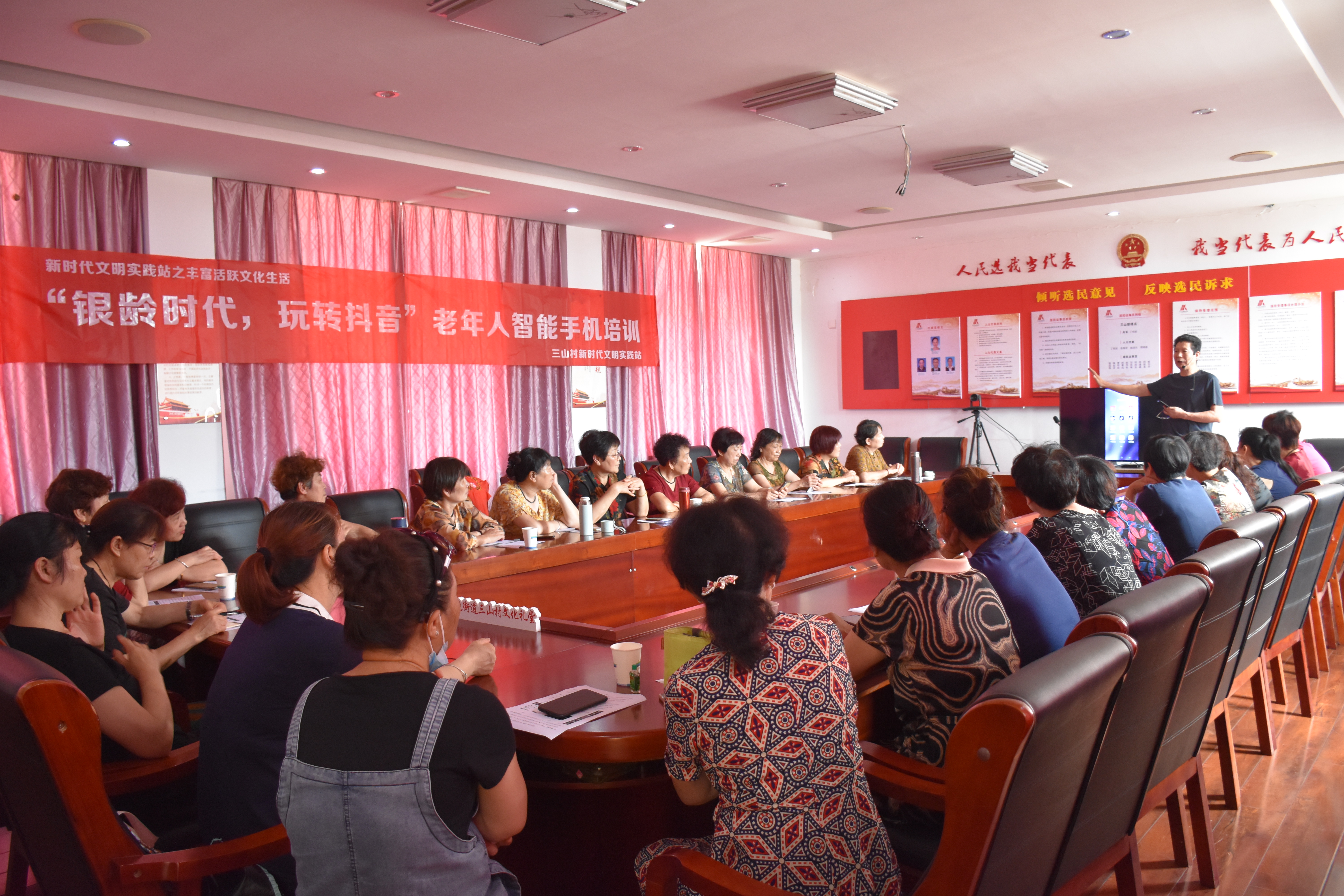 101北仑区春晓成校举办老年人“玩转抖音”智能手机培训.jpg