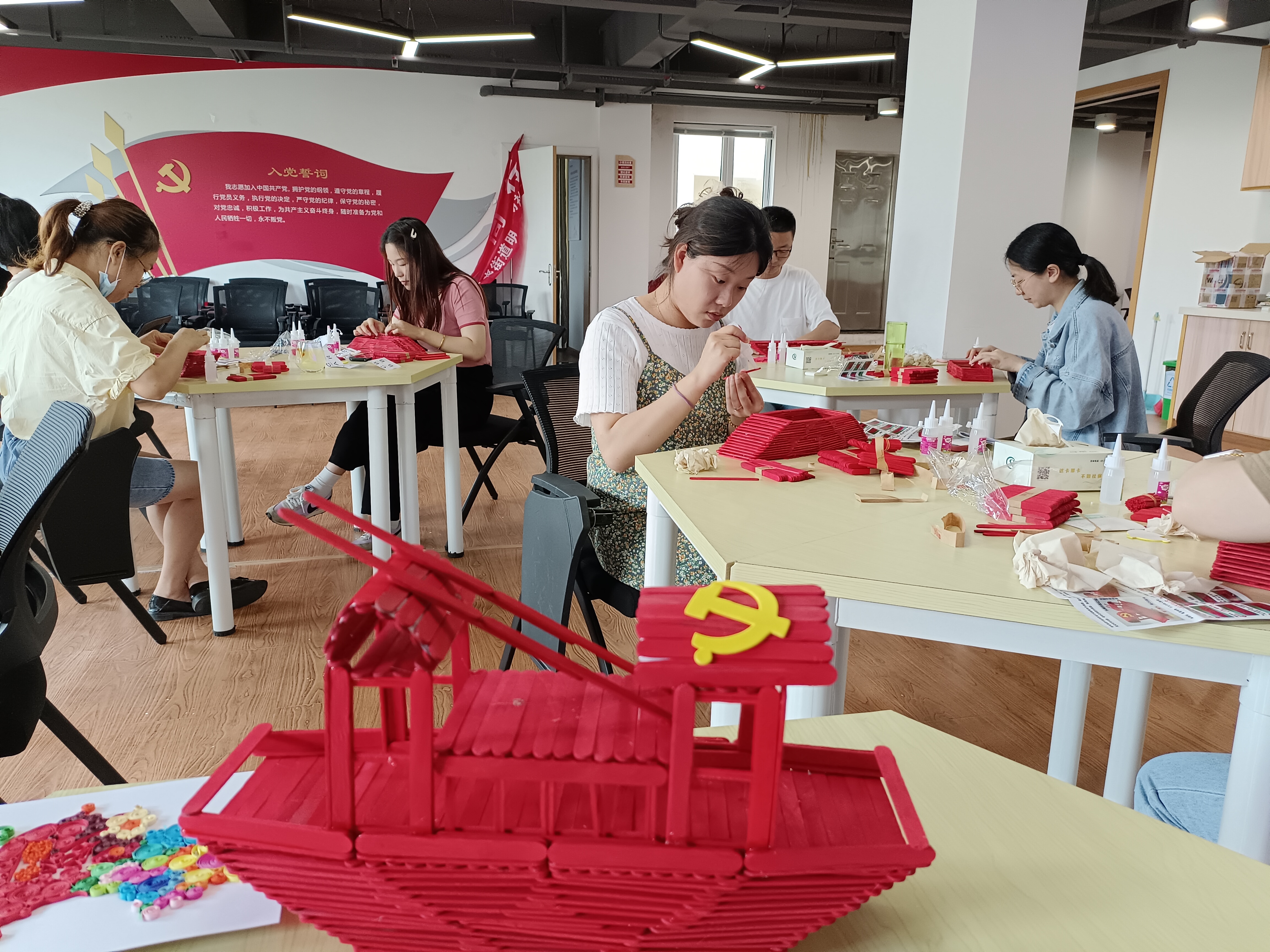 102北仑区春晓街道党群服务中心、春晓成校：“红船”抒党情 巧手庆“七一”.jpg