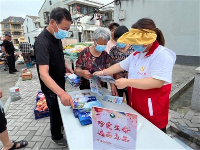 禁毒宣传进村社 筑牢全民防毒墙.jpg