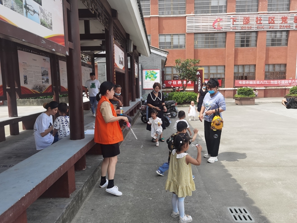下邵社区党群服务中心：婴幼儿健康养育小组活动——吹泡泡.jpg