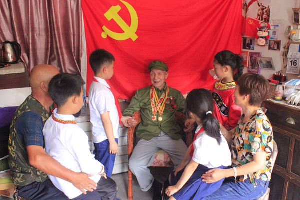 下邵社区党群服务中心：党旗之下 听老兵讲故事.jpg