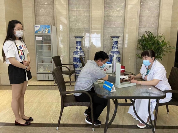 下邵社区党群服务中心：体检车开进企业 职工健康有保障.jpg
