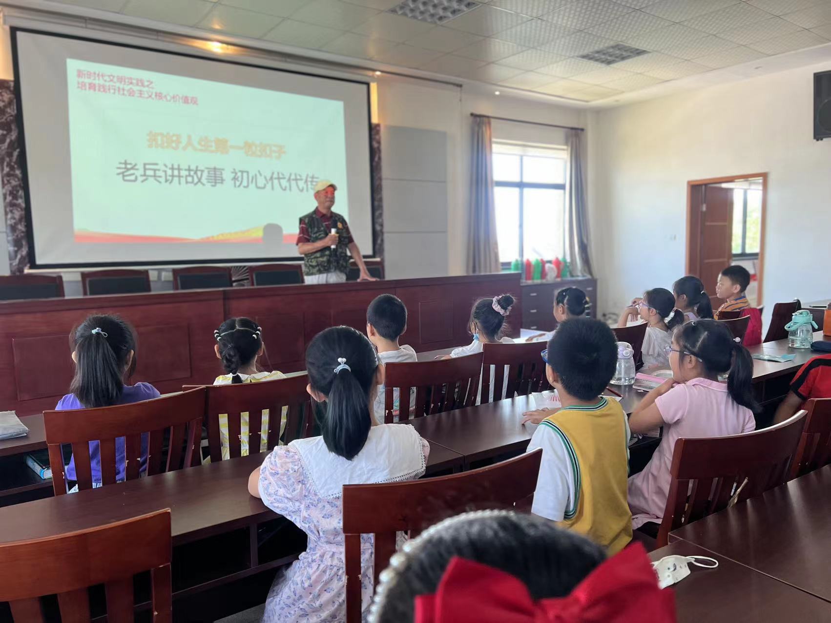 7月红联社区在假日学校组织退役军人为辖区青年少开展“老兵讲故事 初心代代传”活动.jpg