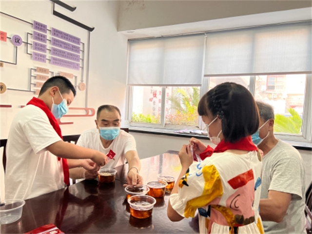 银辉红领送健康 手作冰粉沁人心.jpg