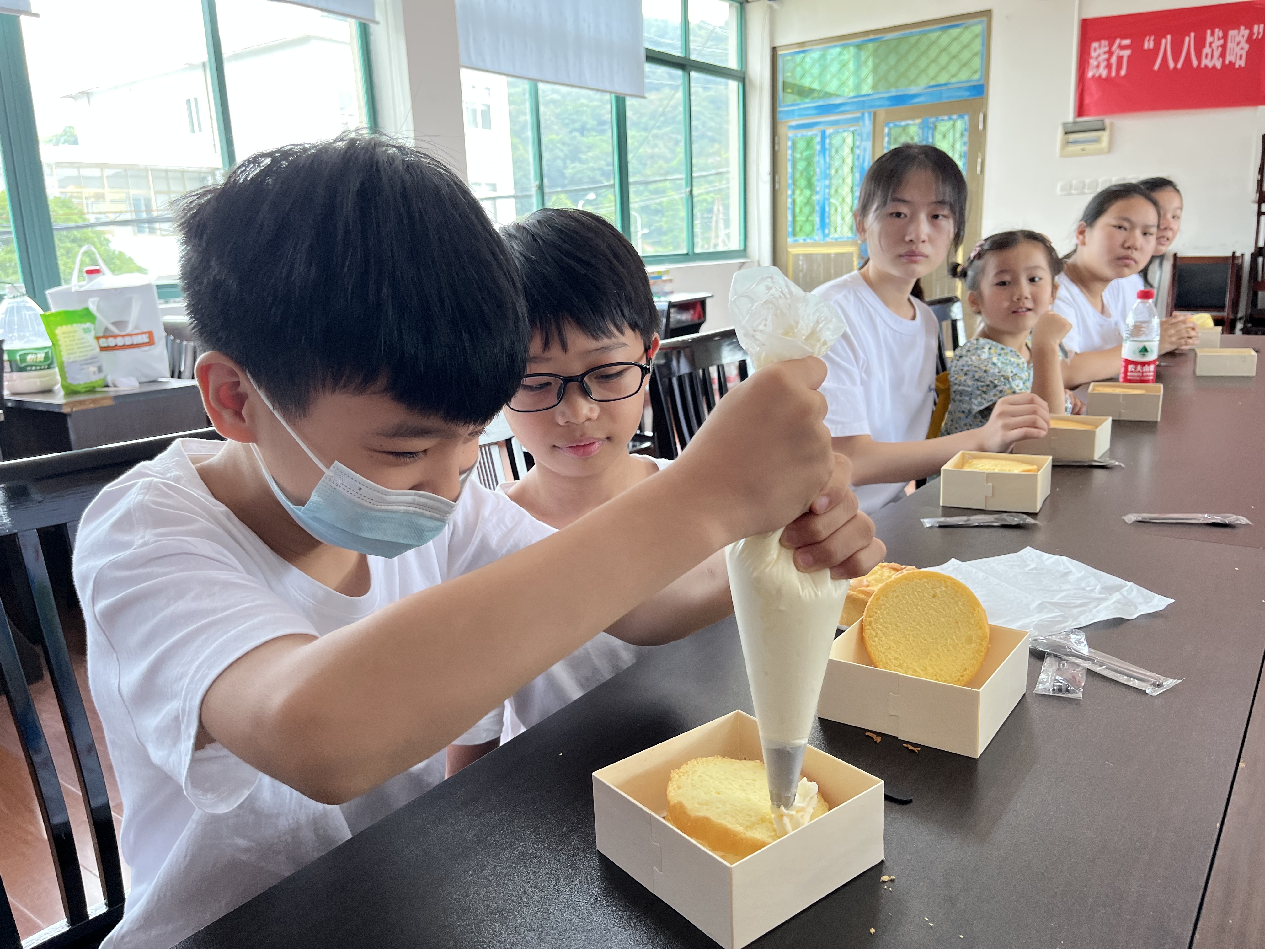 154北仑区春晓成校昆亭村假日学校开展“欢乐暑假 甜蜜分享”烘焙活动.jpg