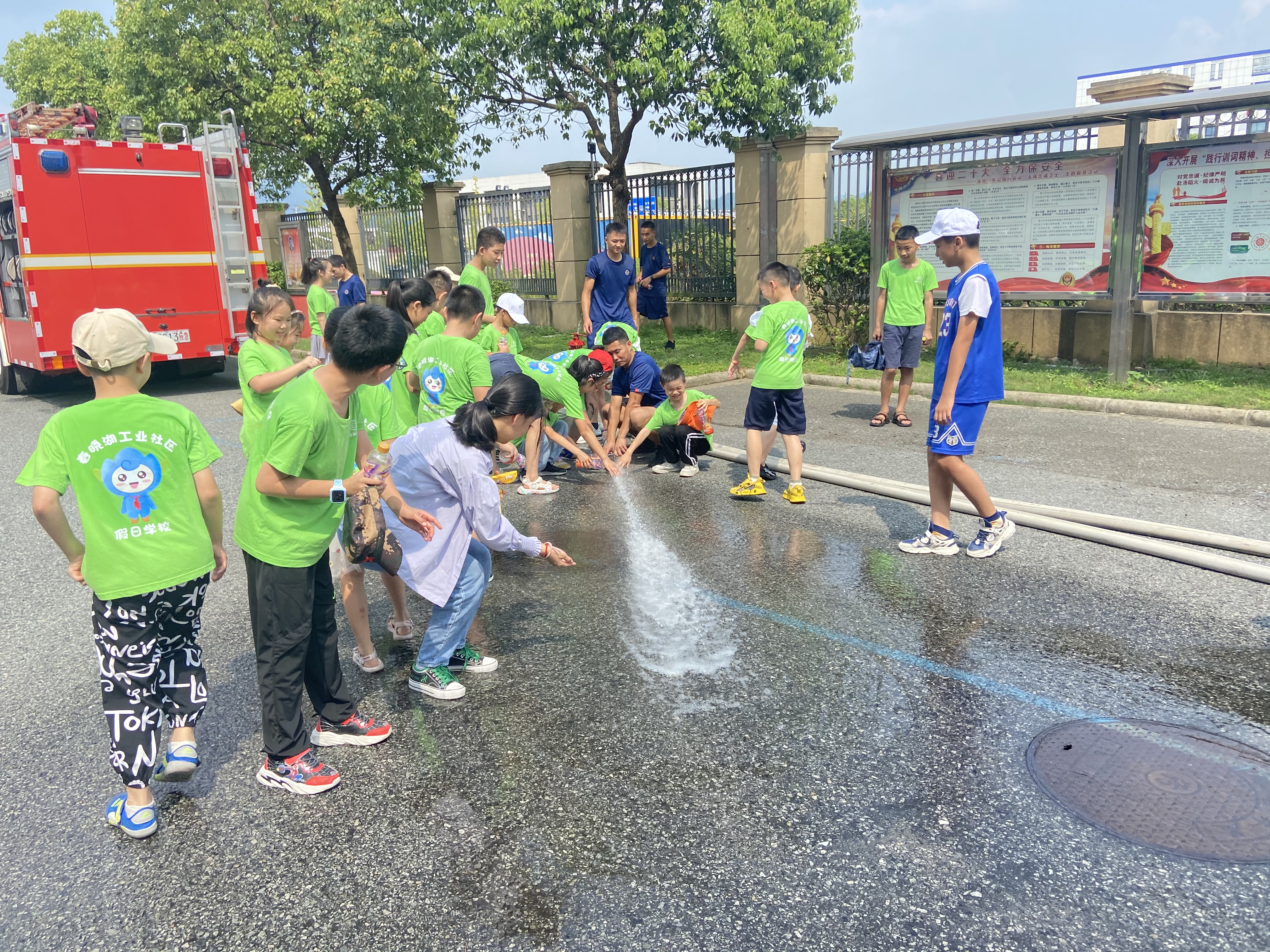 159北仑区春晓成校春晓湖假日学校走进春晓消防救援站开展慰问参观活动.jpg