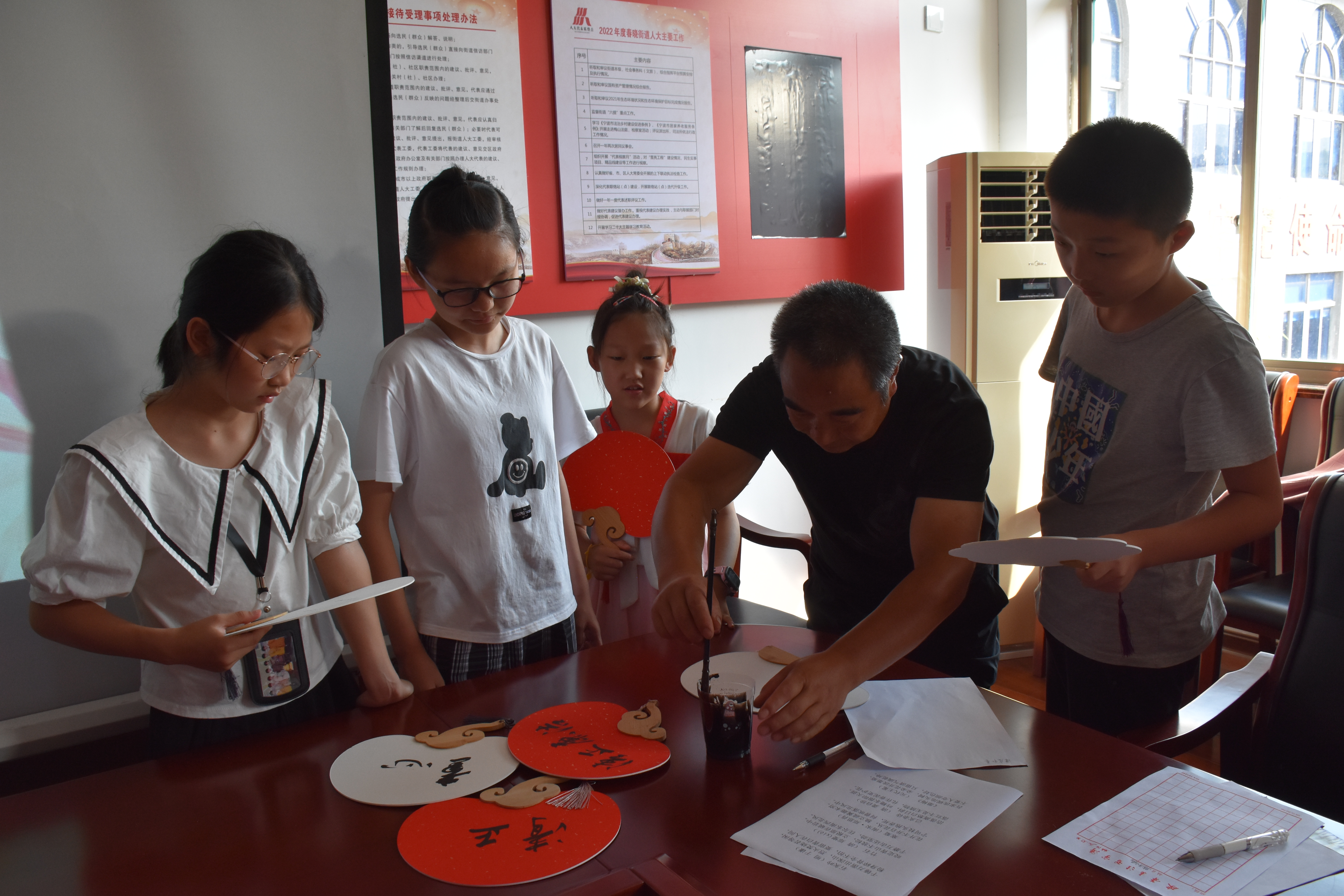 161北仑区春晓成校三山村假日学校：笔墨书清风 廉洁润童心.jpg