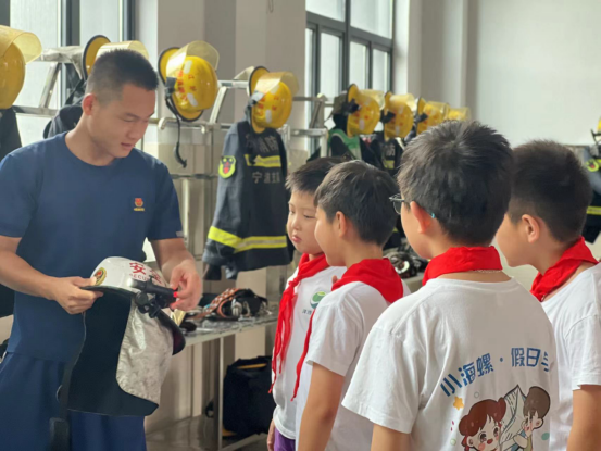 162北仑区春晓成校洋沙山社区假日学校：走进消防队，致敬最可爱的人.png
