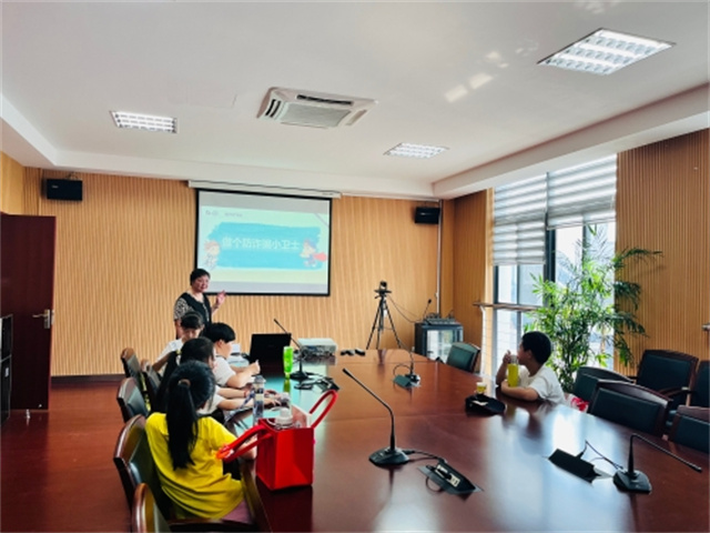 紧绷防范之弦 对诈骗说“不”.jpg