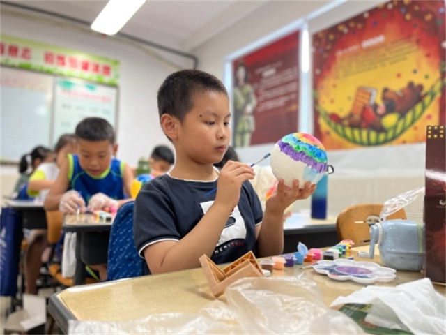 探寻天际 手绘月球 把“月亮”带回家.jpg