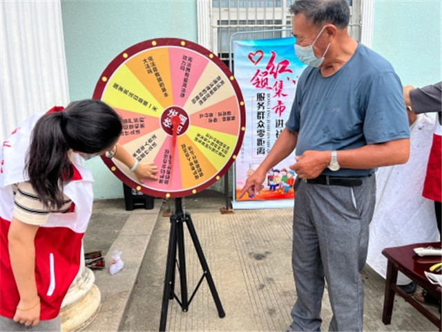 红领集市到家门 便民服务惠邻里.jpg