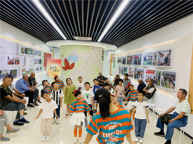 迎国庆乐重阳 老小同乐聚一堂.jpg