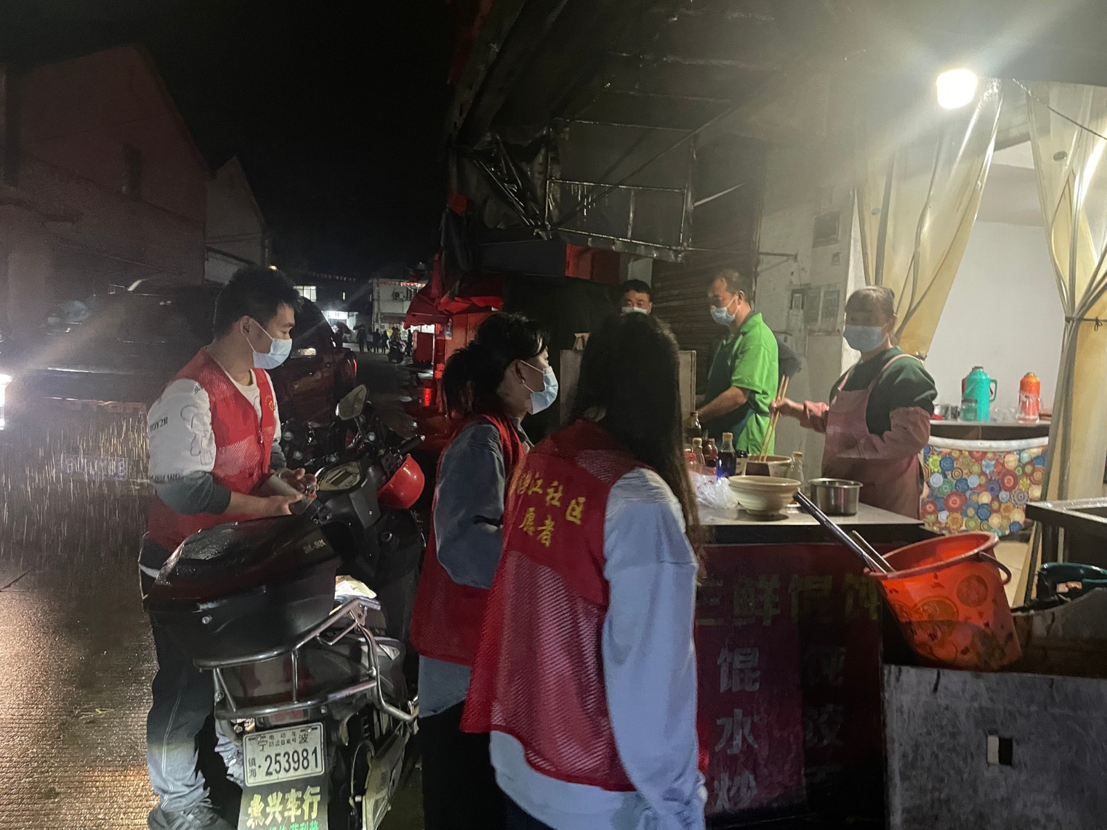 小浃江社区党群服务中心：雨夜劝阻商铺暂停营业，牢筑疫情防线.jpg