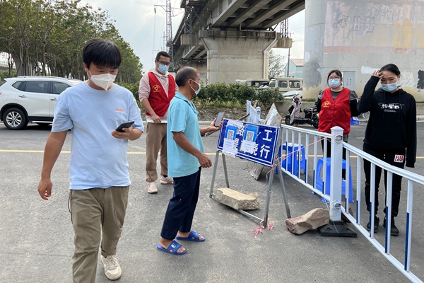 下邵社区党群服务中心：疫情防控不松懈 守好小门不放松.jpg