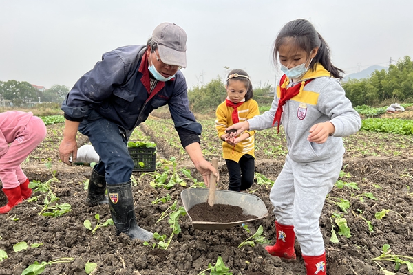 下邵社区党群服务中心：感受劳动快乐 静待油菜花开.jpg