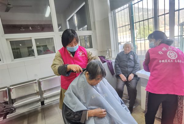 陈山社区党群服务中心：  开展爱心理发冬日暖心活动.jpg
