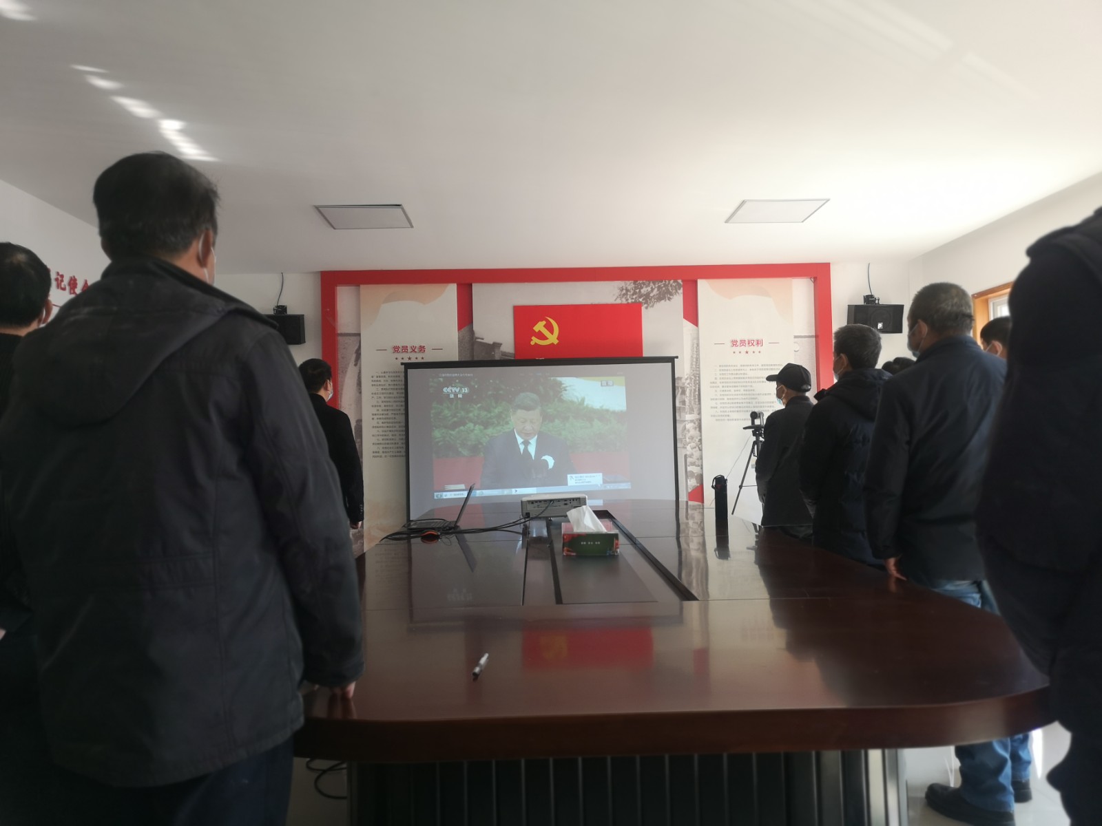 小浃江社区党群服务中心：广大党员和群众收听收看江泽民同志追悼大会.jpg