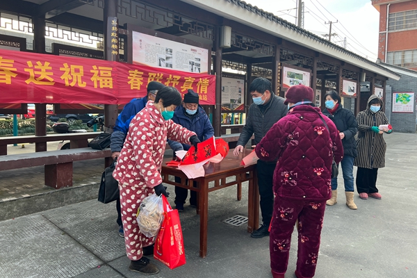 下邵社区党群服务中心：弘扬传统文化 迎新送福写对联.jpg