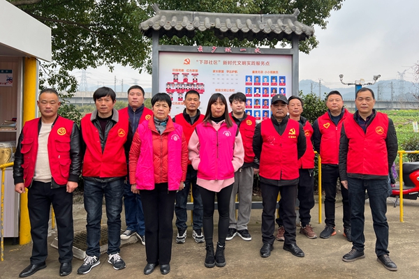 下邵社区党群服务中心：开学护航 志愿者在行动.jpg