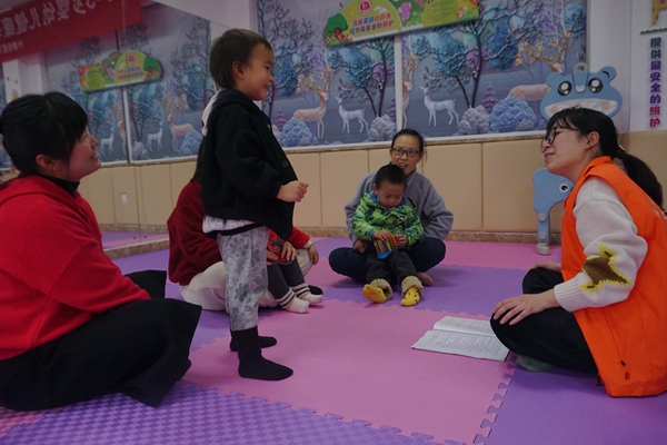 下邵社区党群服务中心：家庭养育 用心呵护.jpg