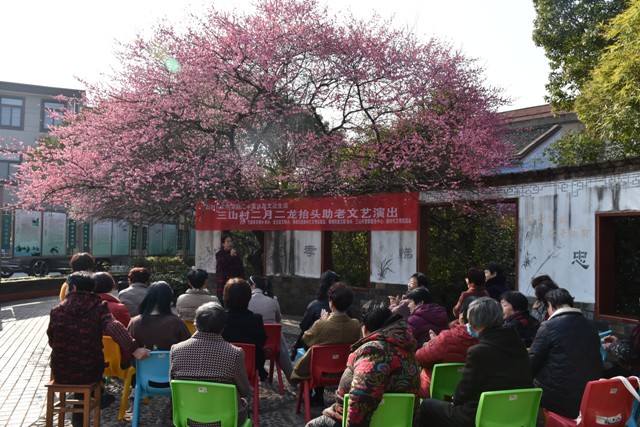 7.北仑区春晓：“龙抬头”春意动 文艺演出添彩头.jpg