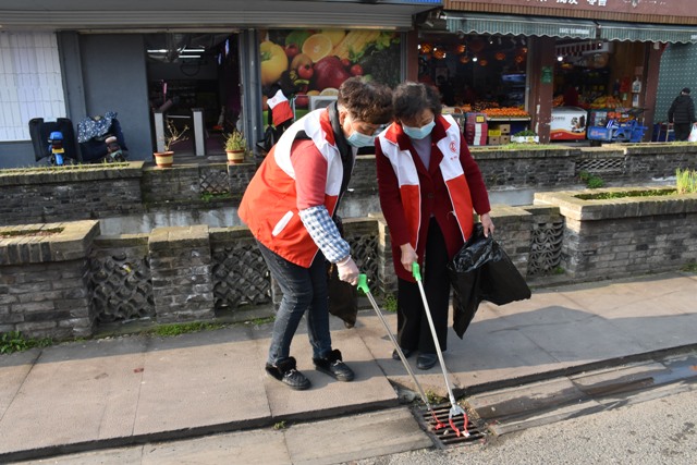 8北仑区春晓成校社区教育服务团队志愿者走进三山村开展环境整洁活动.jpg
