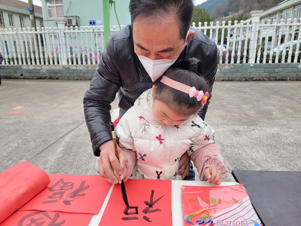 萌娃学书法 社区有墨香.jpg