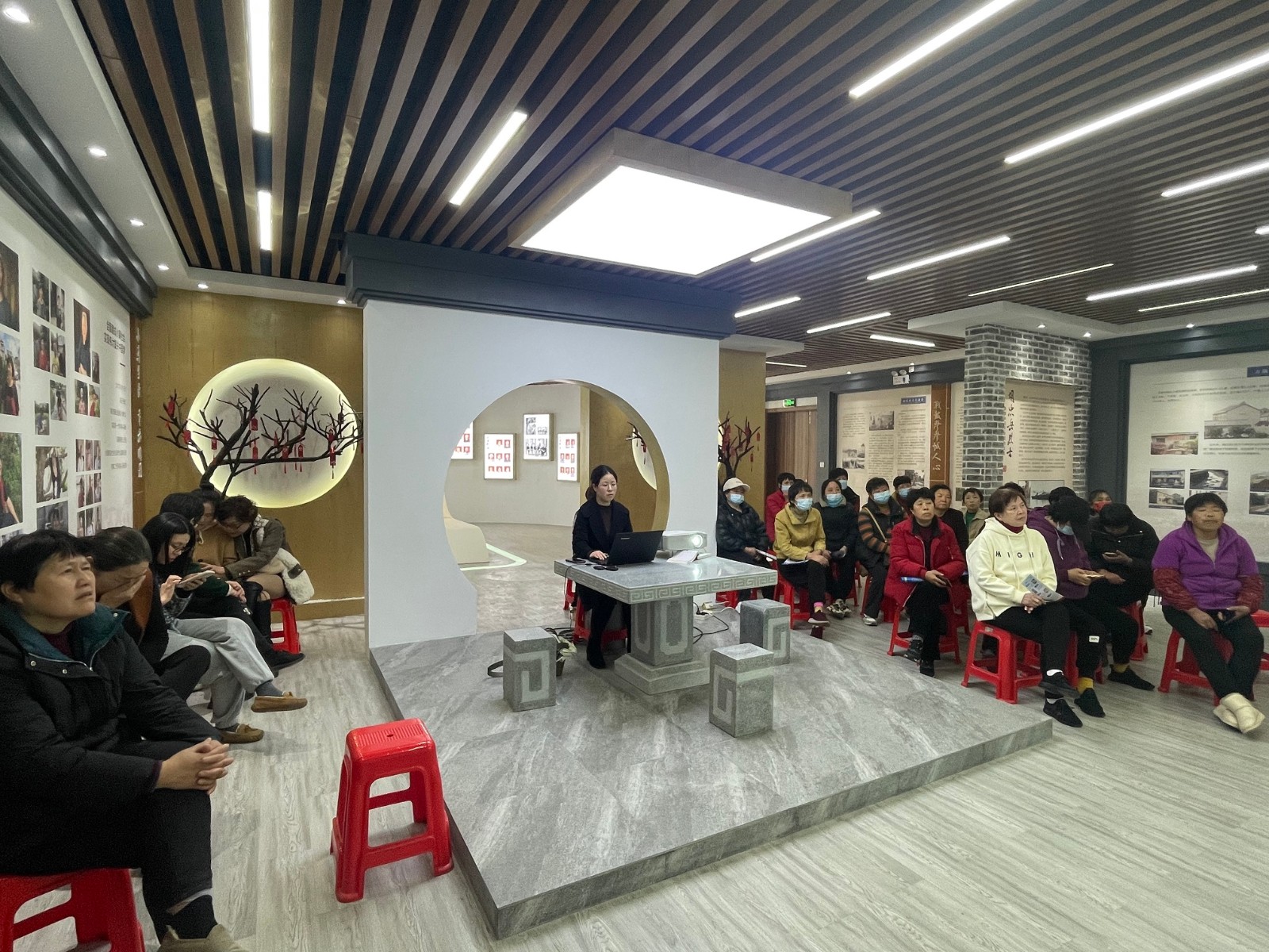 小浃江社区党群服务中心：开展“传承家风家德 维护家庭和睦”女性普法宣传活动.jpg