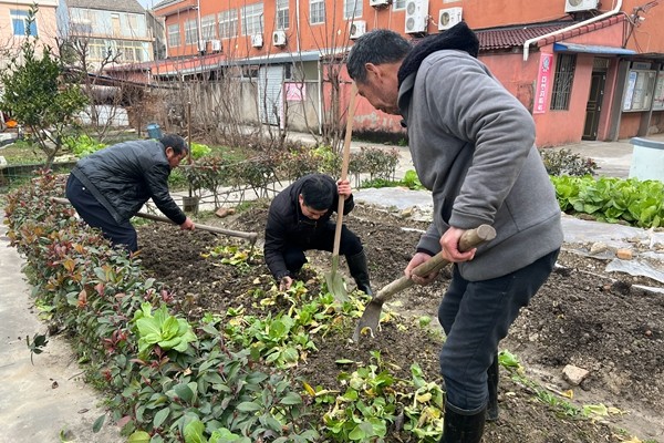 下邵社区党群服务中心：惊蛰至 阵地春耕准备忙.jpg