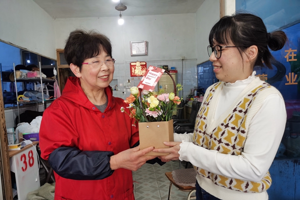 下邵社区党群服务中心：开展“芬芳3.8节 鲜花赠巾帼”活动.jpg