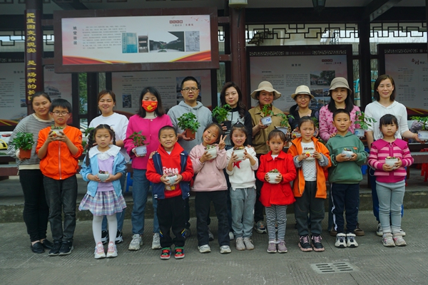 3月11日，下邵社区开展“萌动春日 拾趣多肉”多肉植物手作DIY活动.jpg