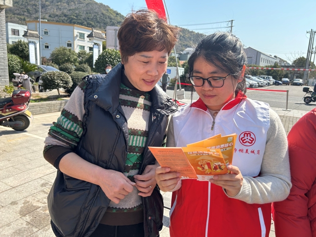 19北仑区春晓成校：“3•15”维权知识宣传 巾帼志愿者在行动.jpg