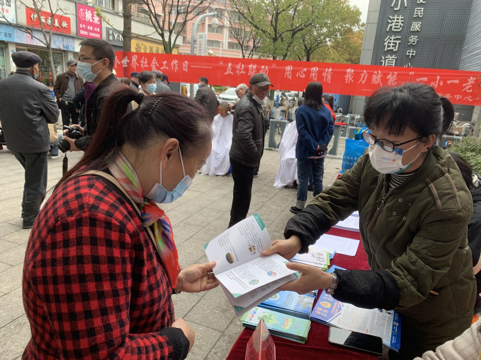 红联社区党群服务中心：开设禁毒宣传摊位 增强居民禁毒意识.jpg