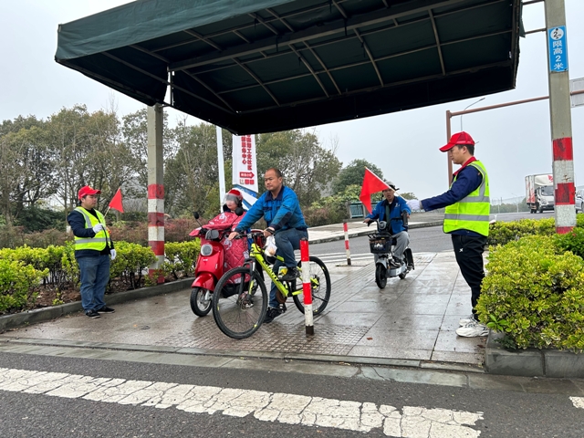 25北仑区春晓成校：为安全出行上岗执勤激发交通治理新动能.jpg