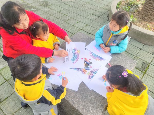 童心迎亚运 巧手绘会徽.jpg