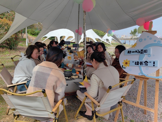 29北仑区春晓成校等三家单位联合举行“春光作伴 书香馥郁”——社工读书沙龙活动.jpg