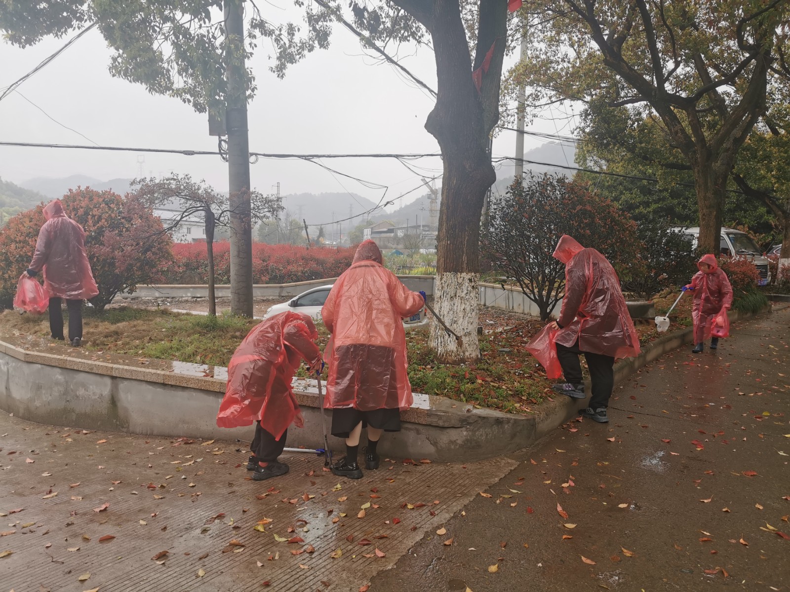 小浃江社区党群服务中心：积极开展“清洁家园 美化环境”志愿服务活动.jpg