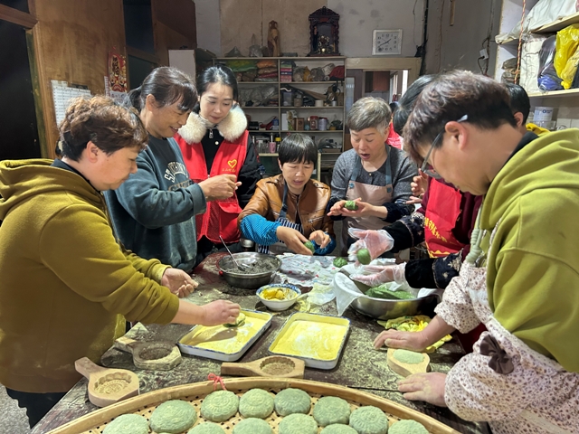 31北仑区春晓成校：巧手做青团 和谐邻里情.jpg