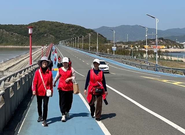 36北仑区春晓成校：“穿越山海 春诗晓画”徒步迎亚运.jpg