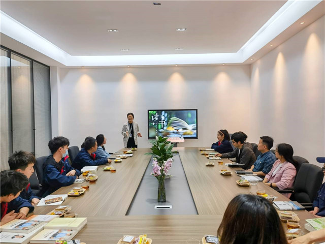 移动读书角 拓展产业工人朋友圈2_副本.jpg