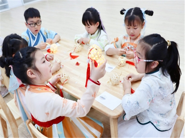 改造竹条成非遗 转出指尖文化美.jpg