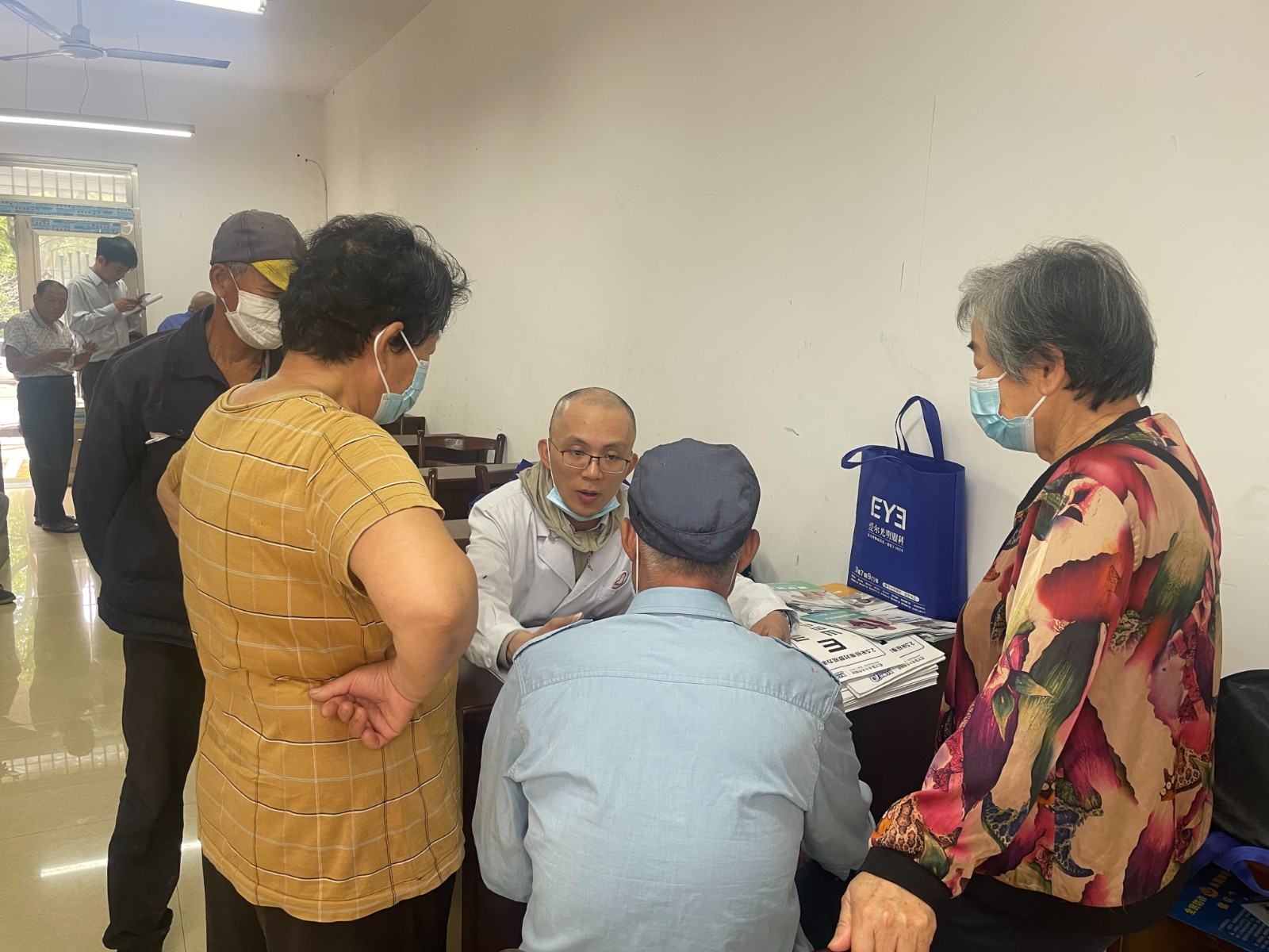 小浃江社区党群服务中心：关爱老人零距离，眼科义诊进社区.jpg