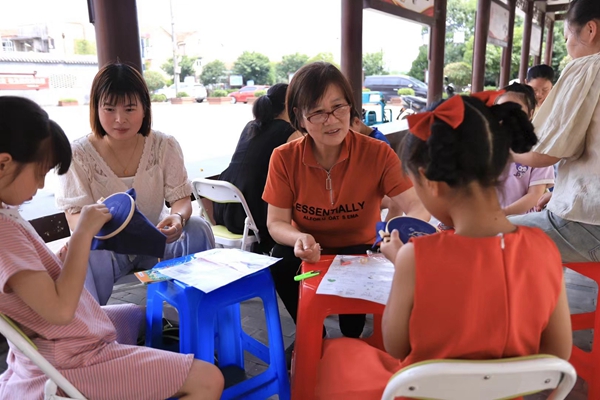 下邵社区党群服务中心：非遗体验 亲子学刺绣.jpg