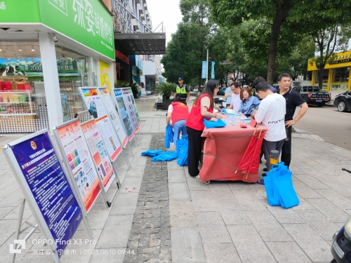 72北仑区春晓成校：平安法治进广场 防范宣传不打烊.jpg